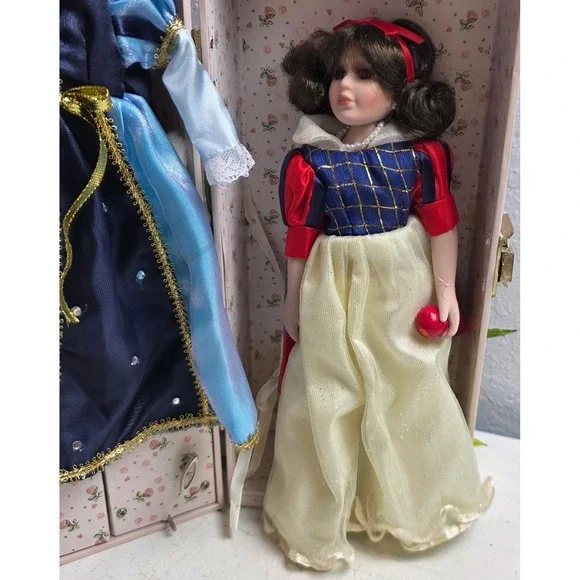 Vintage 10" Porcelain Snow White Style Doll 2 Extra Outfits & Music Box Trunk‎ - Picture 2 of 16